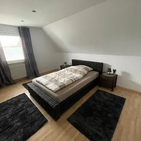 Am Stadtrand Von 公寓 *